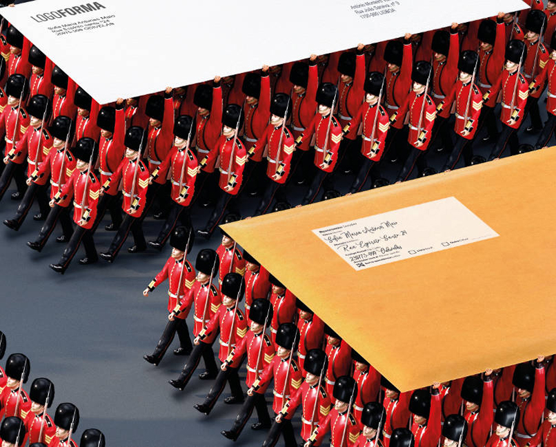 Grupo de soldados de brincaar com um uniforme vermelho a marchar com dois envelopes gigantes.