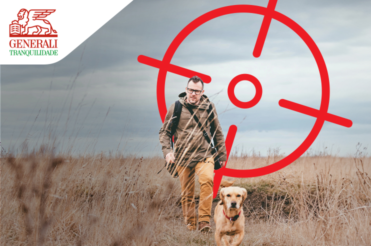 Caçador e cão, ambos protegidos pelo Seguro Caçadores.