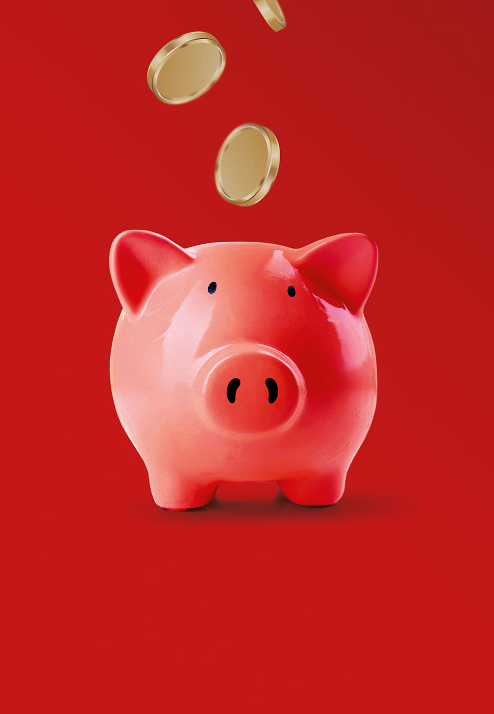 Moedas a entrar no porquinho mealheiro