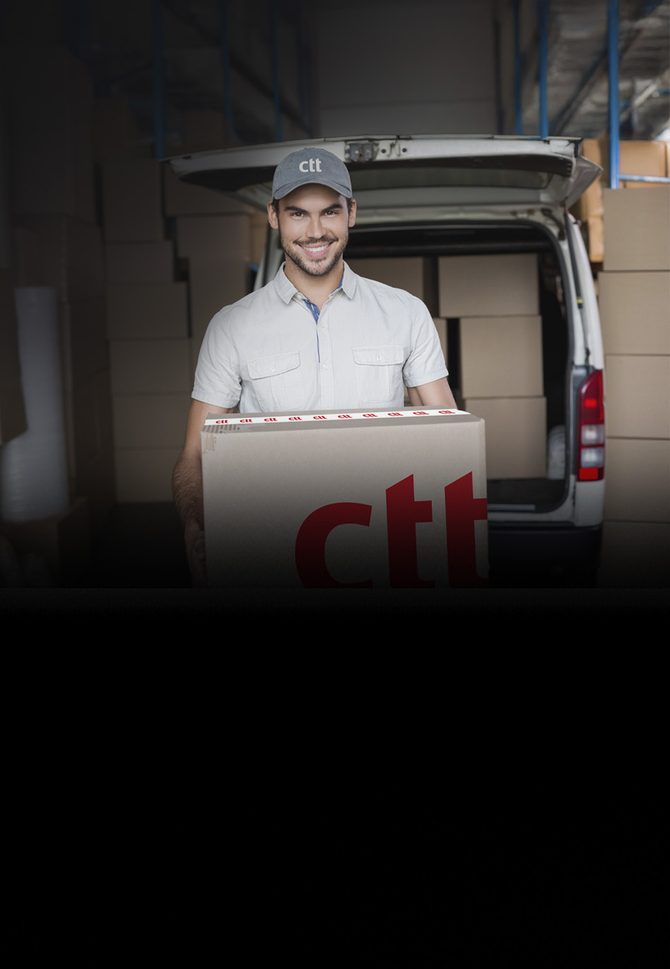 estafeta a carregar encomendas expresso de uma carrinha.