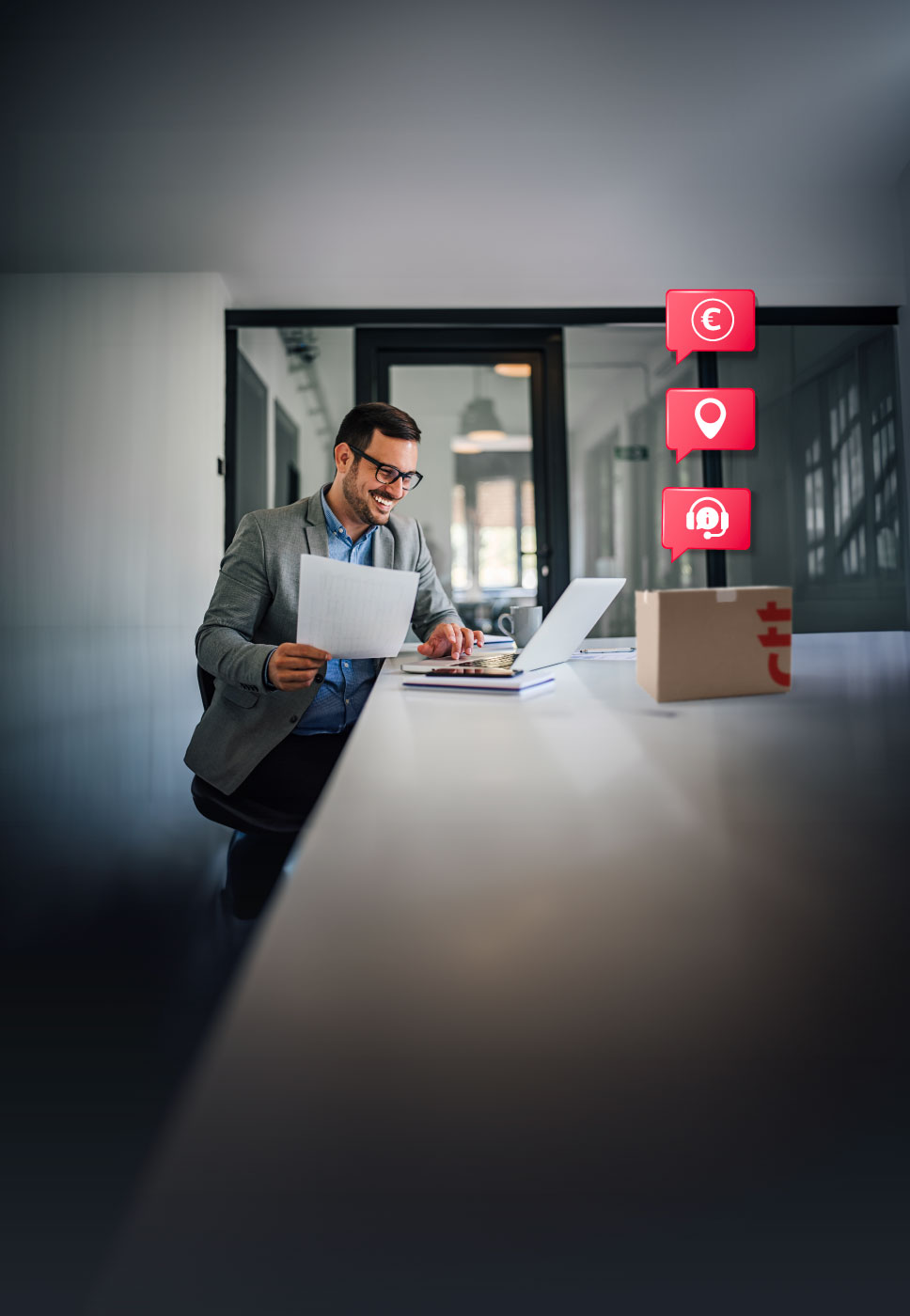 homem a trabalhar na secretária com um computador portátil e uma caixa de envio Expresso
