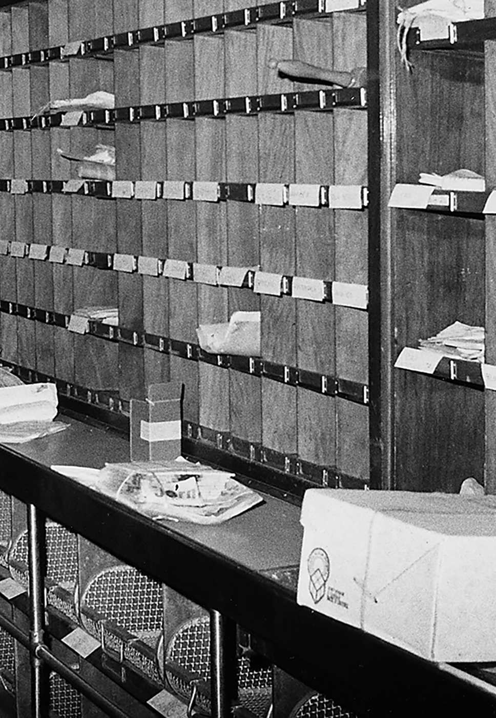 Carteiros a dividirem correio nos antigos Centro de Distribuição Postal.