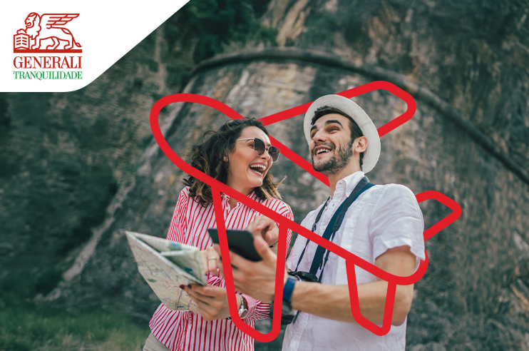 Casal com um mapa na mão durante a sua viagem que está segurada pelo Seguro Viagem.