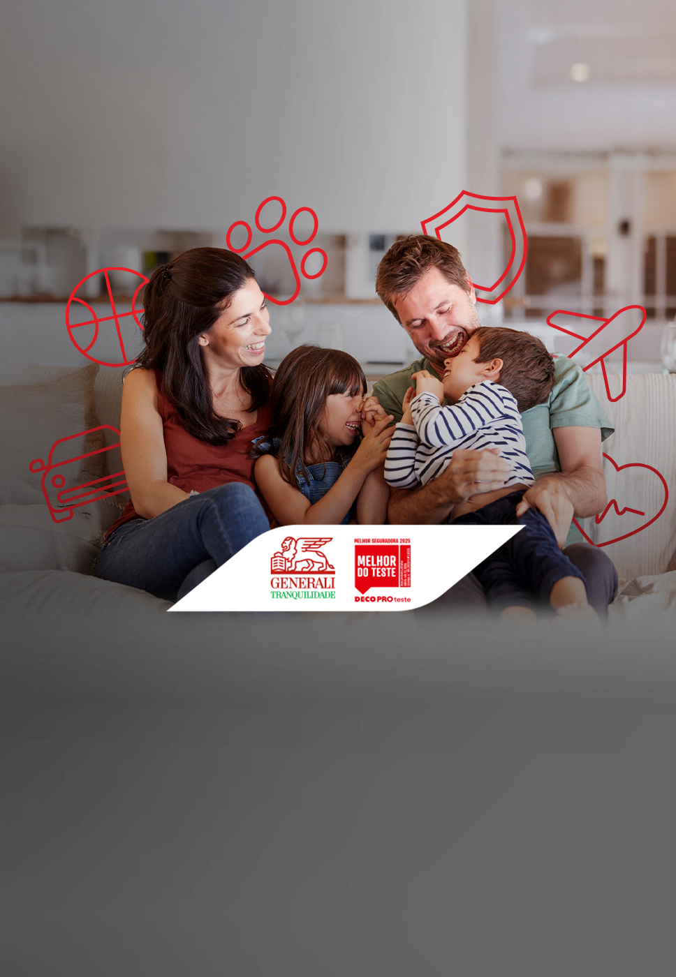 Família sentada no sofá tranquilamente porque estão abrangidos pelos seguros CTT.