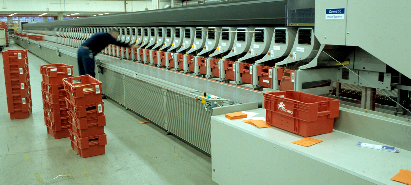 Trabalhador a interagir com a máquina de separação de cartas.