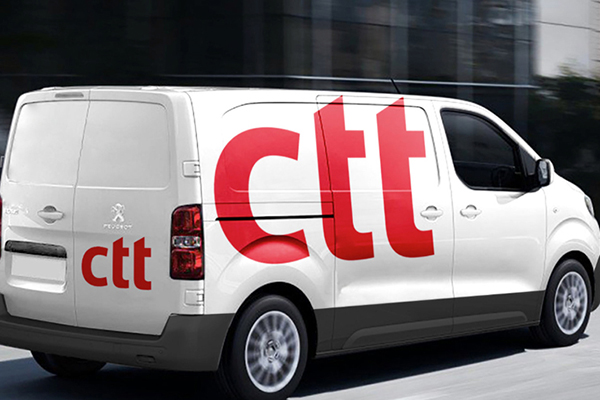 mãos segurando caixas